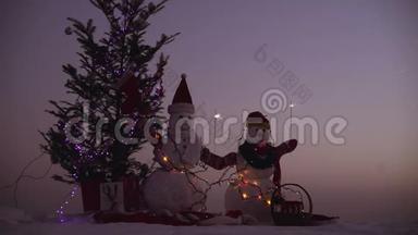 圣诞快乐，新年快乐。 快乐的雪人站在冬天的圣诞风景。 白雪公主新年快乐